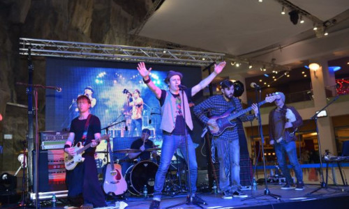 zdob-si-zdub-super-concert-profm-love-session-in-mall-la-final-un-ascultator-profm-si-a-cerut-iubita-in 3