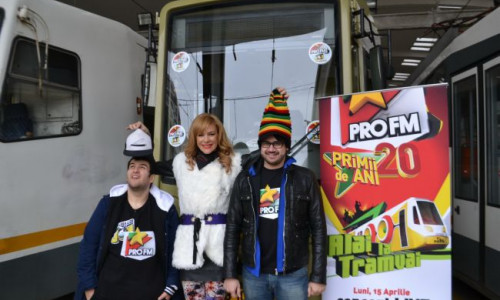 roxana-ciuhulescu-l-a-invatat-pe-dj-ul-profm-bogdan-nicolai-sa-conduca-tramvaiul-pentru-concertul-aniversar