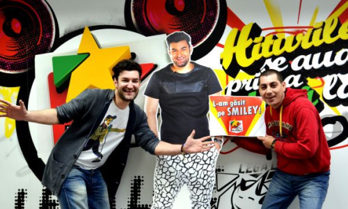 l-a-gasit-pe-smiley-in-marime-naturala-a-luat-biletele-la-concert-si-in-plus-l-a-intalnit-chiar-pe-smiley 1