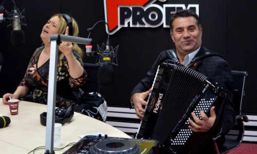 cantare-pentru-victoria-stelei-si-pentru-patronul-echipei-de-la-viorica-si-ionita-din-clejani-vezi-ce 5