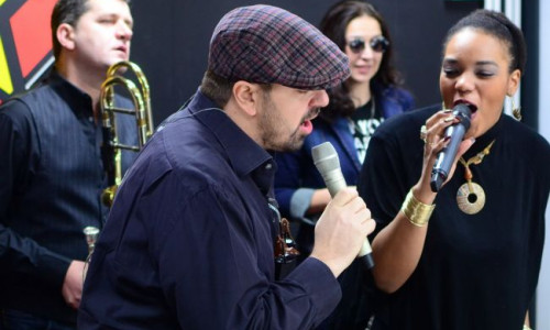 show-live-la-alarma-profm-cu-julie-mayaya-vezi-ce-piese-a-cantat-in-studio-cu-orchestra-in-spate-video