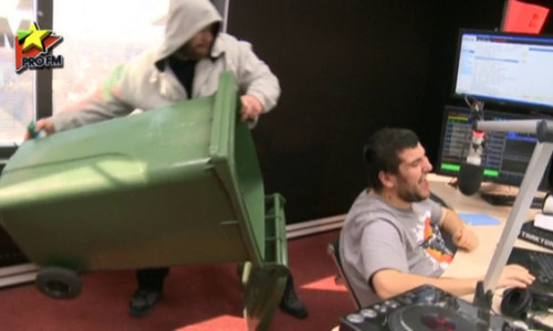 nu-se-astepta-sa-se-intample-asa-ceva-in-direct-gicu-era-sa-ajunga-in-tomberon-in-timpul-emisiunii-video 2