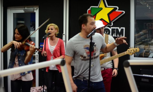 stefan-stan-a-cantat-live-noul-single-ldquo-domnisoare-rdquo-la-alarma-profm-vezi-imagini-de-la-vizita 5