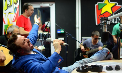 horia-brenciu-i-a-facut-o-dedicatie-speciala-innei-la-alarma-profm-vezi-cum-a-cantat-live-noul-single 4