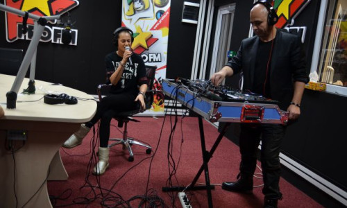 dj-sava-si-raluka-live-in-studio-la-alarmaprofm-vezi-cum-a-cantat-noul-hit-aroma-dar-si-un-cover-rihanna 6