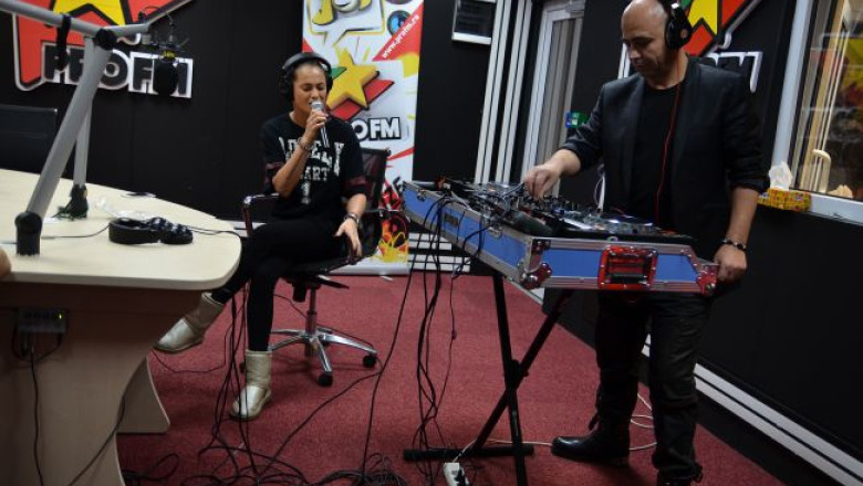 dj-sava-si-raluka-live-in-studio-la-alarmaprofm-vezi-cum-a-cantat-noul-hit-aroma-dar-si-un-cover-rihanna 6