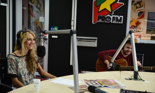 imnul-alarma-profm-doi-nebuni-sa-lansat-in-direct-la-radio-asculta-melodia-care-trezeste-romania 10