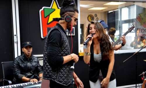 glance-si-mandinga-live-la-alarmaprofm-vezi-cantarile-din-studio-video 9