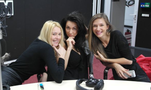 cea-mai-tare-provocare-3-vedete-sexy-mimeaza-travaliul-in-timp-ce-citesc-stiri-la-radio-video 15