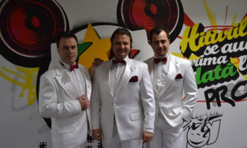 sunt-super-funny-ei-sunt-tenori-care-canta-pe-versuri-dementiale-trupa-distinto-a-facut-live-cantece-speciale 12