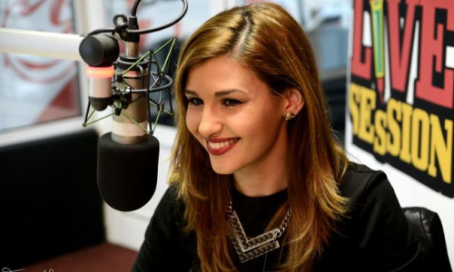 alina-eremia-cum-se-face-live-la-alarma-profm-vezi-cum-a-cantat-la-radio-noul-single-video 6