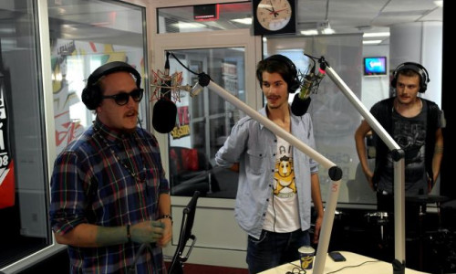 kio-si-what-s-up-au-cantat-live-miroase-a-vara-afla-ce-farse-se-fac-in-echipa-demoga-vezi-aici-filmarea 4
