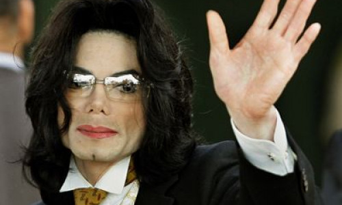 amprentele-lui-michael-jackson-imortalizate-in-cimentul-de-la-hollywood