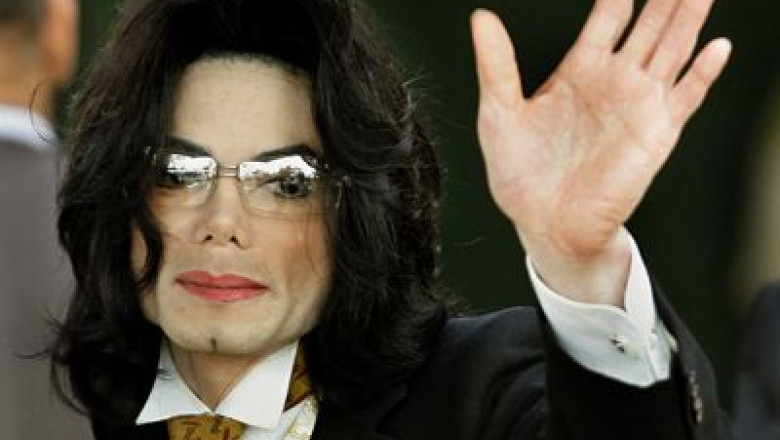 amprentele-lui-michael-jackson-imortalizate-in-cimentul-de-la-hollywood