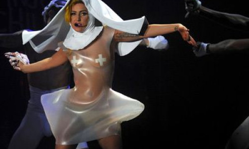 rade-ciob-de-oala-sparta-de-la-cine-va-primi-lady-gaga-o-biblie-si-o-carte-de-bucate
