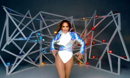 jennifer-lopez-asa-cum-nu-ai-mai-vazut-o-pana-acum-la-43-de-ani-a-lansat-un-clip-energic-si-foarte-sexy 2