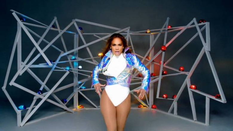 jennifer-lopez-asa-cum-nu-ai-mai-vazut-o-pana-acum-la-43-de-ani-a-lansat-un-clip-energic-si-foarte-sexy 2