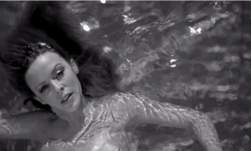 kylie-minogue-aproape-goala-in-noul-videoclip-vezi-imaginile-care-lasa-foate-putin-imaginatiei-video 4