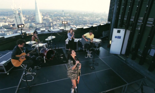 inna-canta-din-nou-pe-acoperis-uite-cum-suna-hitul-inndia-direct-de-pe-o-cladire-din-londra-video