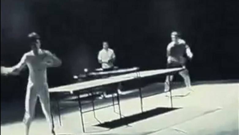 video-daca-bruce-lee-era-cantaret-ar-fi-facut-playback-vezi-cum-joaca-el-ping-pong