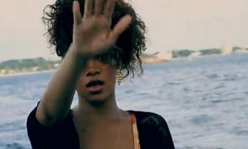 cheers-drink-to-that-o-piesa-de-care-rihanna-e-foarte-mandra-vezi-aici-videoclipul