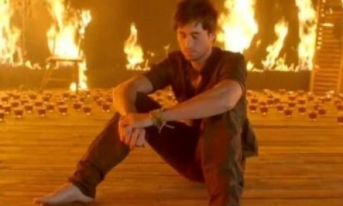 video-enrique-iglesias-e-in-flacari-vezi-in-premiera-noul-clip-ayer