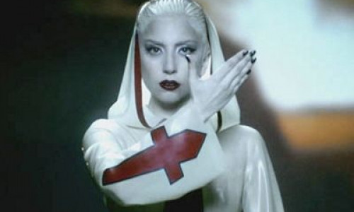 lady-gaga-vrea-in-biserica-vezi-ce-cauta-la-altar