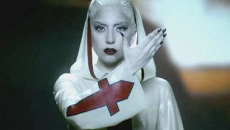 lady-gaga-vrea-in-biserica-vezi-ce-cauta-la-altar