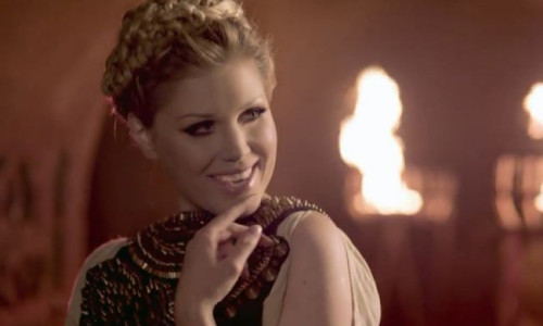 cristina-rus-se-intoarce-in-trecut-cu-noul-videoclip-vezi-ce-poveste-a-creat-pentru-in-doi-video