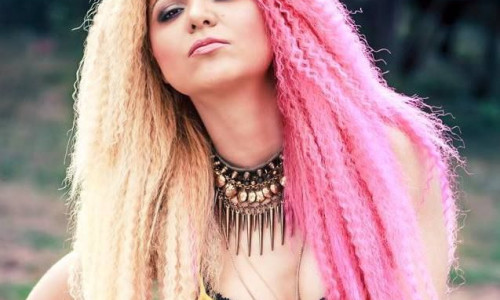 alessia-a-lansat-un-nou-videoclip-artista-isi-surprinde-fanii-cu-hacker-de-sentimente-video