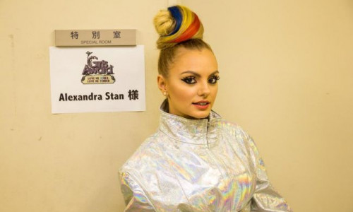 alexandra-stan-mai-iubita-in-japonia-decat-jennifer-lopez-ariana-grande-si-pharrell