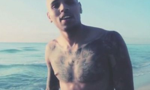 video-chris-brown-este-singur-si-trist-la-plaja-in-noul-sau-videoclip-should-ve-kissed-you