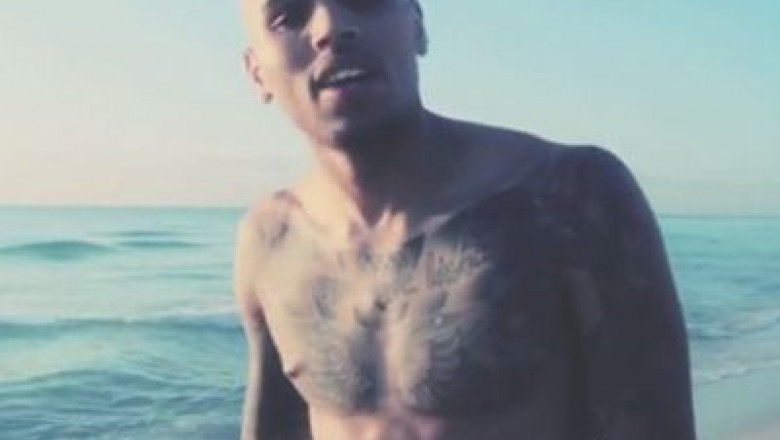 video-chris-brown-este-singur-si-trist-la-plaja-in-noul-sau-videoclip-should-ve-kissed-you