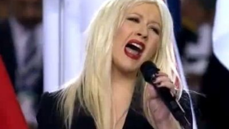 christina-aguilera-s-a-facut-de-ras-la-super-bowl-vezi-de-ce-video