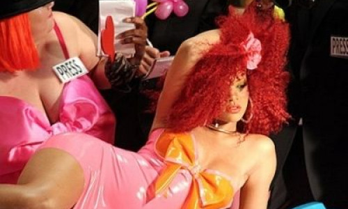 rihanna-isi-arata-jucariile-sexuale-in-s-n-m-video