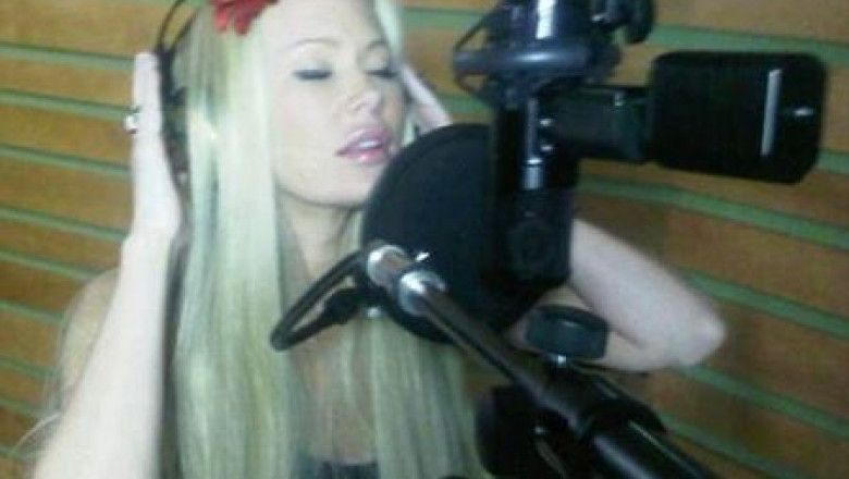 jenna-jameson-s-a-apucat-serios-de-cantat-cu-gura