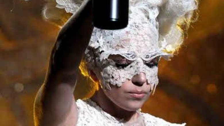 video-lady-gaga-marea-castigatoare-la-brit-awards-2010