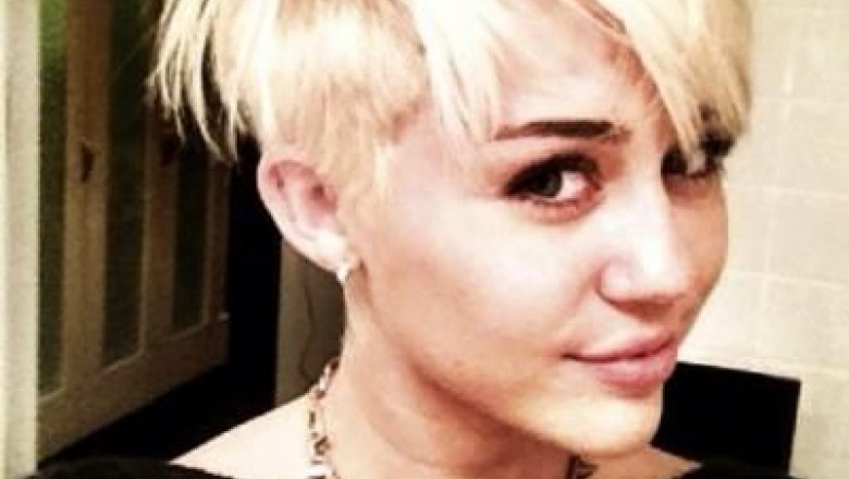 miley-cyrus-si-a-uimit-din-nou-fanii-a-aparut-cu-sanii-aproape-dezgoliti-si-a-facut-o-schimbare-radicala 3