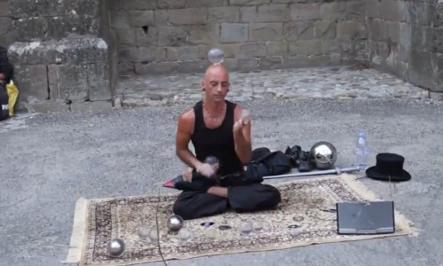 un-artist-stradal-care-te-lasa-cu-gura-cascata-oricat-te-ai-antrena-nu-poti-face-asa-ceva-video