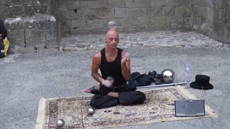 un-artist-stradal-care-te-lasa-cu-gura-cascata-oricat-te-ai-antrena-nu-poti-face-asa-ceva-video