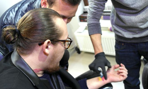 inedit-what-rsquo-s-up-tatuaj-in-direct-la-radio-vezi-ce-si-a-desenat-pe-mana-de-ziua-nationala-a-romaniei 19