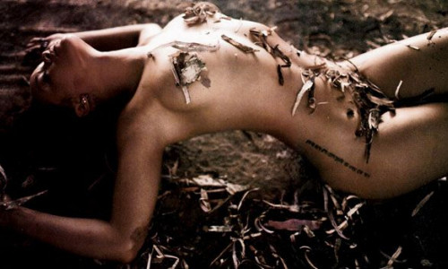 rihanna-topless-pentru-fani 11