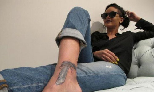 doi-se-bat-rihanna-isi-face-inca-un-tatuaj-vezi-ce-si-a-desenat-pe-picior-foto 1