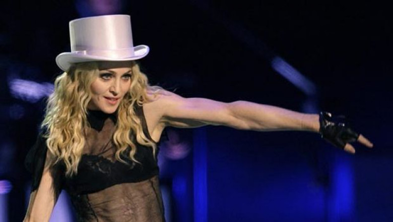 madonna-s-a-oprit-din-cantat-la-amsterdam-pentru-ca-doi-fani-sa-se-logodeasca-in-timpul-concertului-video