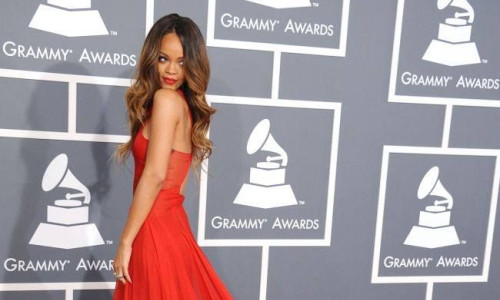 chiloti-lungi-sau-pantaloni-minusculi-in-ce-tinuta-indrazneata-a-aparut-rihanna-pe-scena-din-australia 3 1