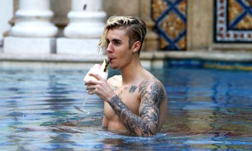 bieber-cocktail-piscina