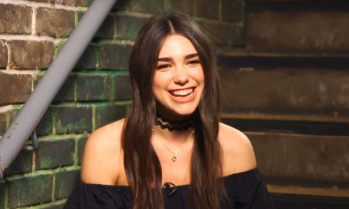 dua-lipa-zambet