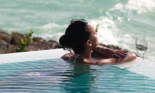 rihanna-infinity-pool