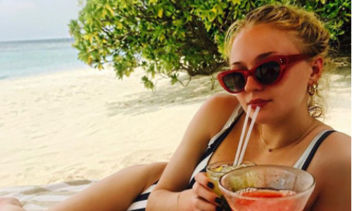 sophie-turner-maldive-header