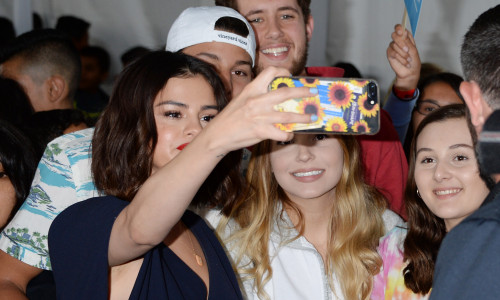 selena-gomez-selfie-splash